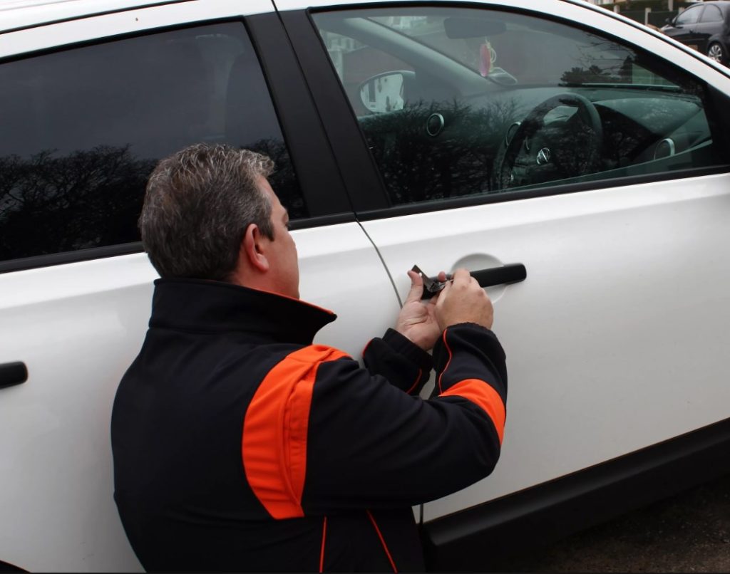 Срочное открытие дверей автомобиля в Абакане