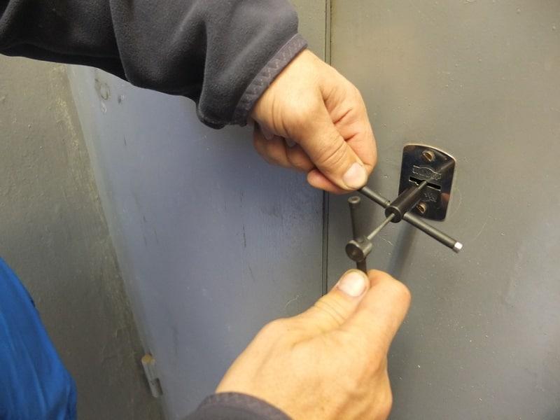 Срочное открытие замков гаража в Абакане