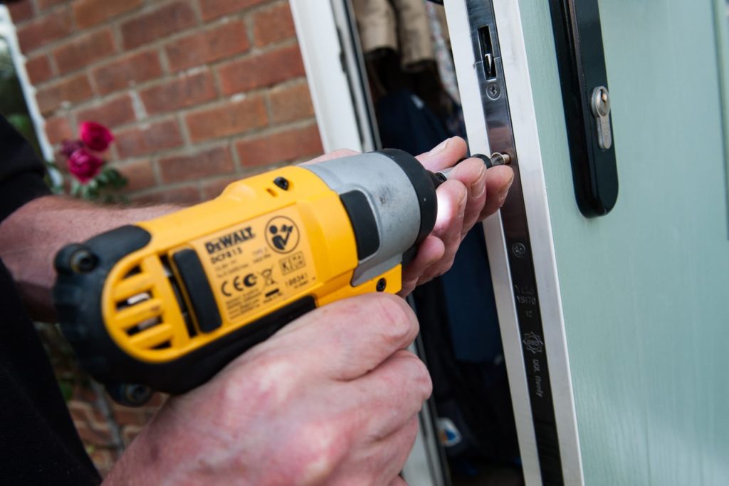 Установка врезных замков на входные двери с выездом в Абакане